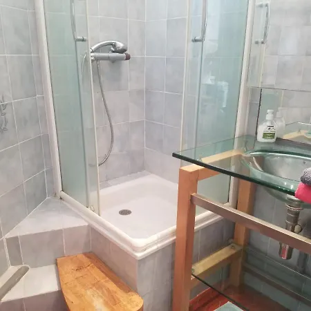 Апартаменты Climatise Avec Mezzanine Au Calme Avec Terrasse Et Parking Idealement Situe Pour Faire A Pied ! Бандоль