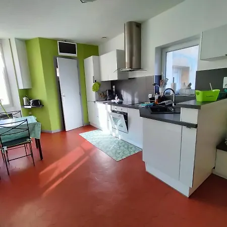 Climatise Avec Mezzanine Au Calme Avec Terrasse Et Parking Idealement Situe Pour Faire A Pied ! Апартаменты