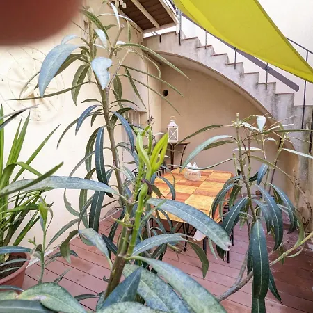 Апартаменты Climatise Avec Mezzanine Au Calme Avec Terrasse Et Parking Idealement Situe Pour Faire A Pied ! Бандоль