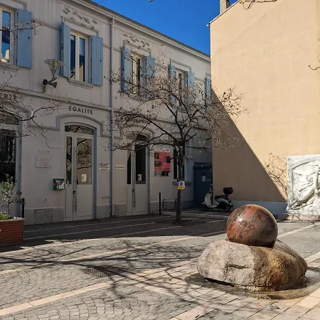 Апартаменты Climatise Avec Mezzanine Au Calme Avec Terrasse Et Parking Idealement Situe Pour Faire A Pied ! Бандоль
