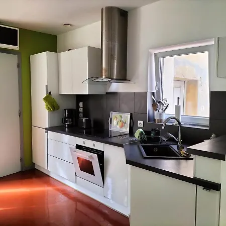 Apartment Mezzanine: Tranquil Terrace Retreat With Parking