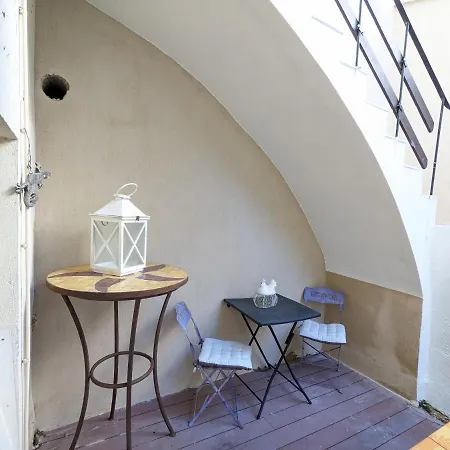 Apartment Mezzanine: Tranquil Terrace Retreat With Parking