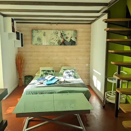 Mezzanine: Tranquil Terrace Retreat With Parking Bandol